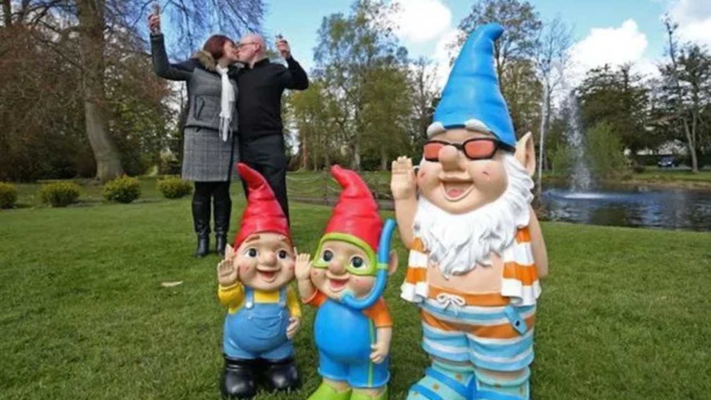 Gana la lotería y quiere malcriar a sus gnomos con su fortuna
