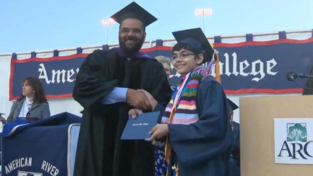 Niño prodigio de 11 años asombra al mundo al obtener tres títulos universitarios