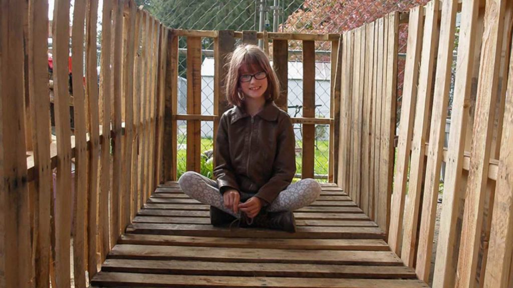 Niña sorprende al mundo construyendo refugios de madera para personas sin hogar