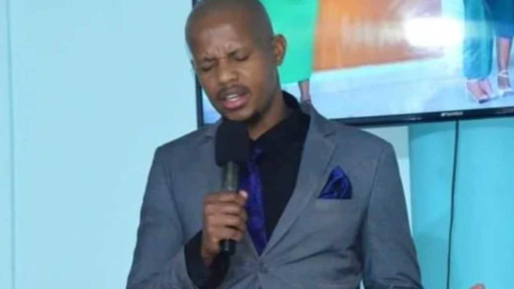 Pastor africano convierte cabello de una mujer en alimento para sus seguidores