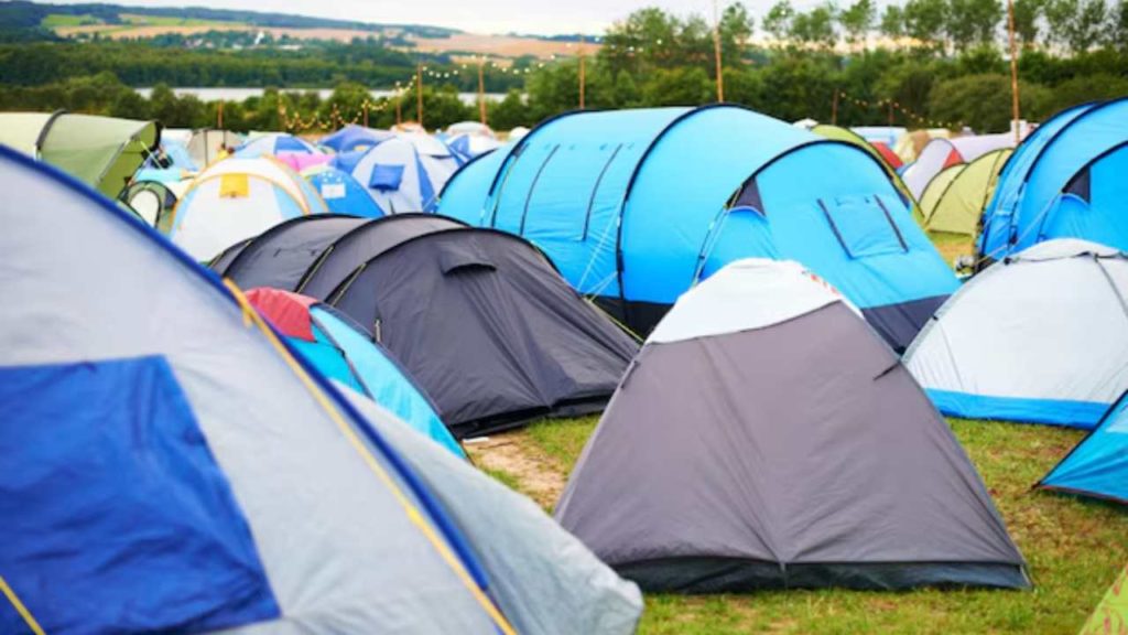 Bar en Inglaterra instala carpas para evitar que clientes manejen ebrios