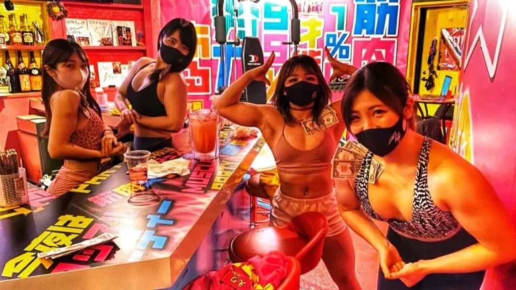 ¡Bar es atendido por mujeres fisicoculturistas!
