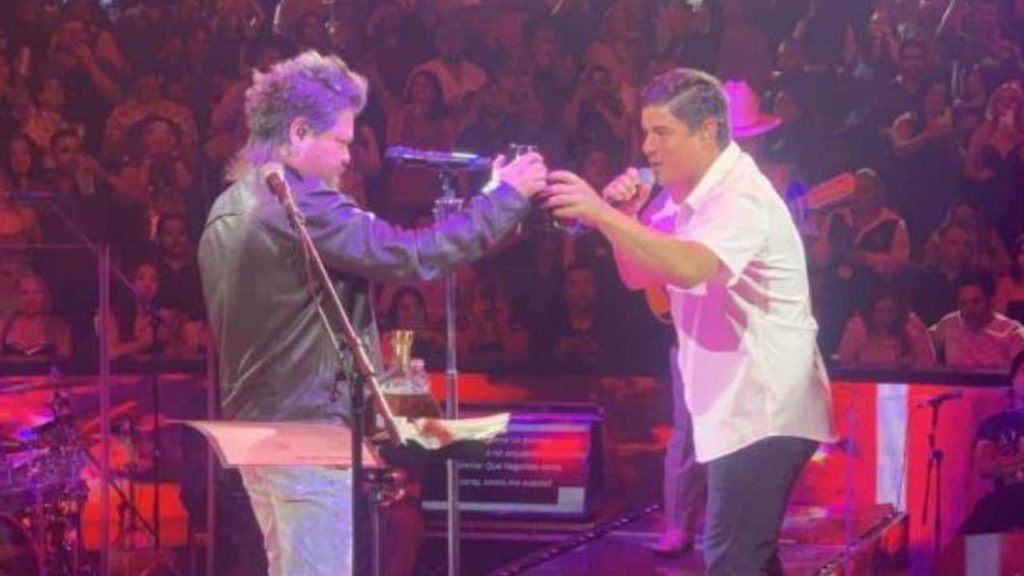 Alfredo Olivas sorprende como invitado estelar en concierto de La Firma