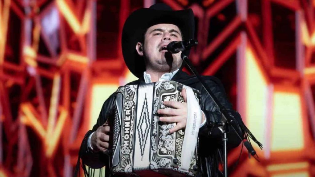 Alfredo Olivas burla censura de corridos con ingeniosa estrategia