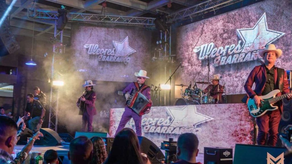 Los Alegres del Barranco utilizan karaoke masivo para eludir prohibición