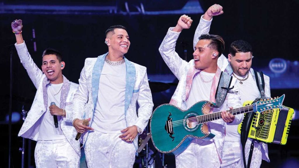 Eduin Caz estalla contra fans por pedir narcocorrido prohibido