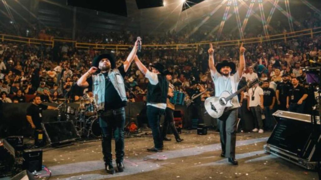 Grupo Frontera y Carlos Santana sorprenden con dueto inédito