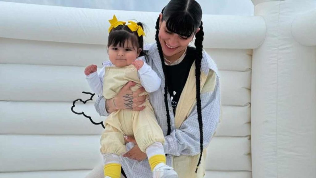 Cazzu genera expectación en México: evita hablar de Nodal y protege a su hija Inti