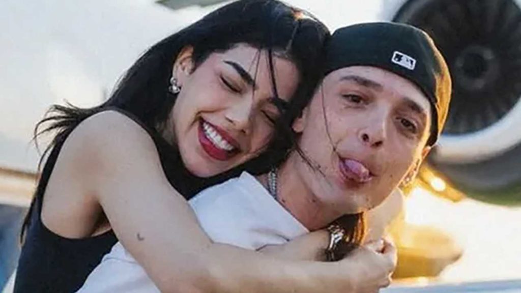 Peso Pluma y Kenia Os despiertan rumores de boda tras románticas fotos en iglesia