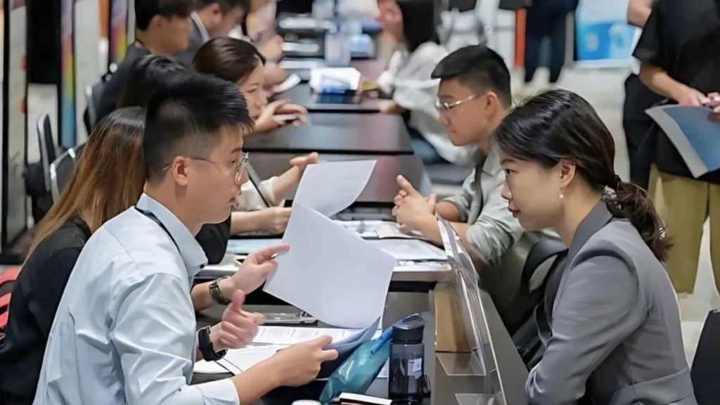 Jóvenes en China pagan por fingir que trabajan ante el desempleo