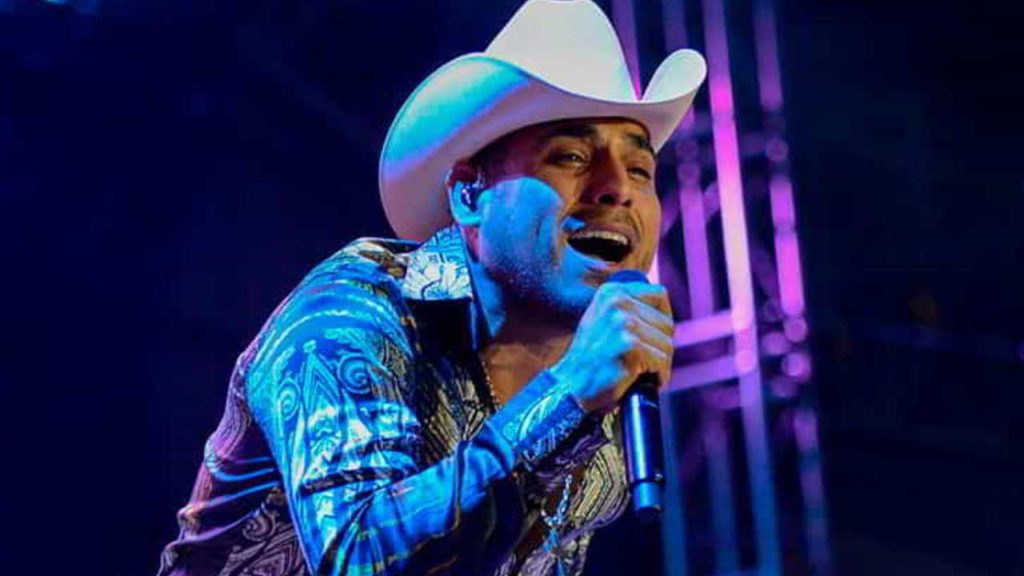 Espinoza Paz acumula fortuna millonaria sin perder humildad