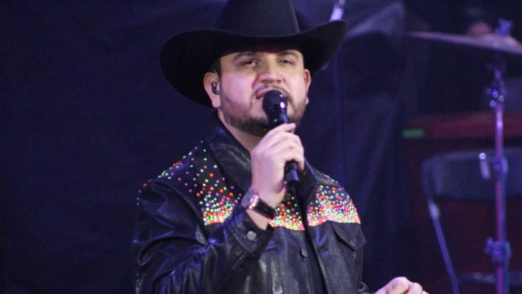 Edén Muñoz pospone gira en EU por problemas con su visa