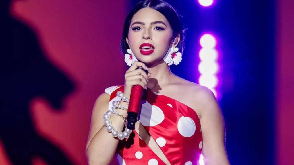 Ángela Aguilar genera polémica por actitud con fan