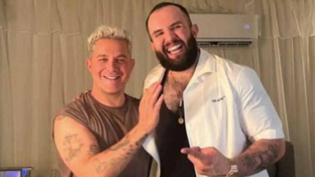 Carín León presume a Alejandro Sanz como su contacto más famoso