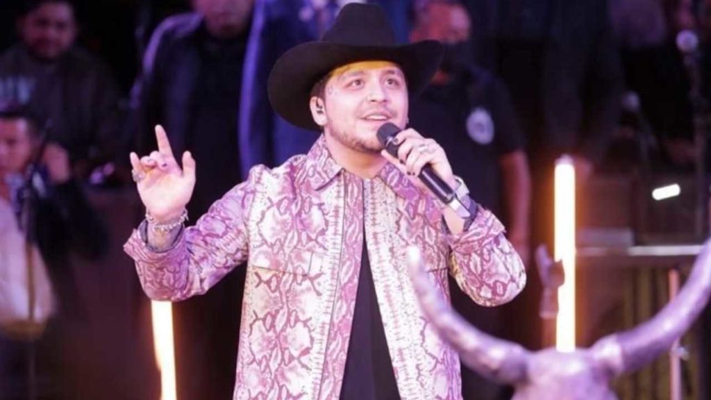 Fan de Christian Nodal documenta cómo el cantante le lanzó besos en uno de sus conciertos
