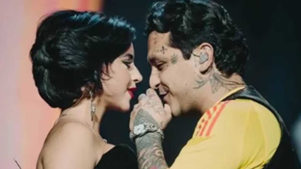 Christian Nodal molesto por abucheos contra Ángela Aguilar