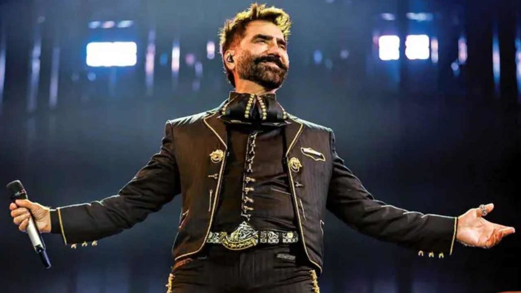 Alejandro Fernández despide su gira con homenaje a Vicente Fernández en CDMX