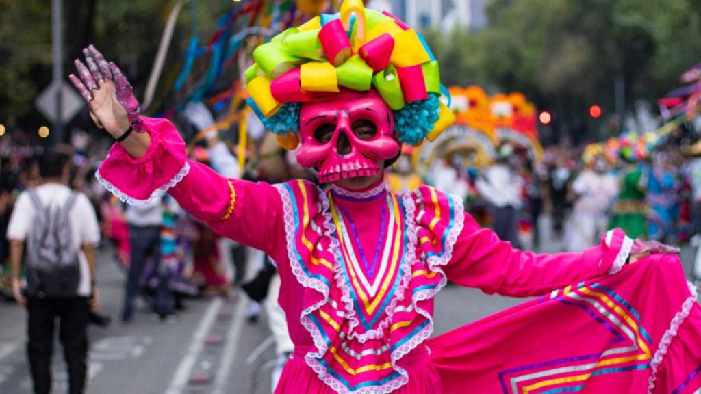 ¡Imperdible! Desfile de Día de Muertos 2025 trae trajinera de 1,200 kg y diosas del Inframundo