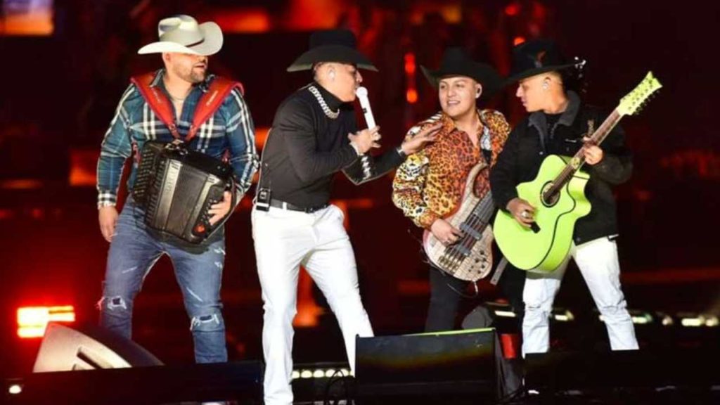 Eduin Caz en polémica por escolta que agredió a fan