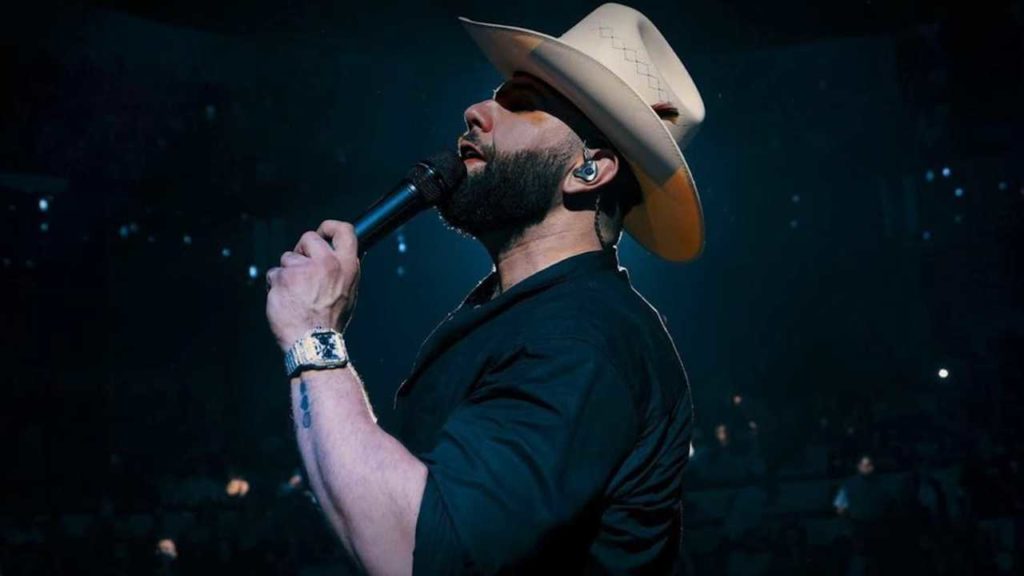 Carín León desata locura con tributo a Juan Gabriel en Bogotá