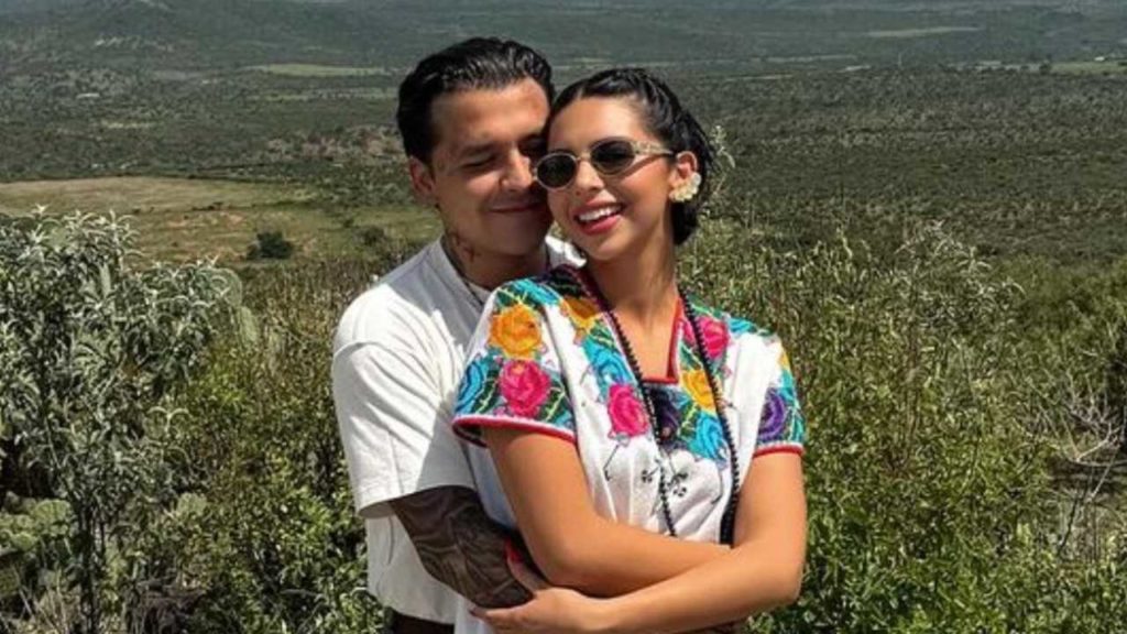 Christian Nodal revela que su boda religiosa con Ángela Aguilar será “bien mexicanota”, pero su respuesta fría genera críticas y dudas entre los fans.