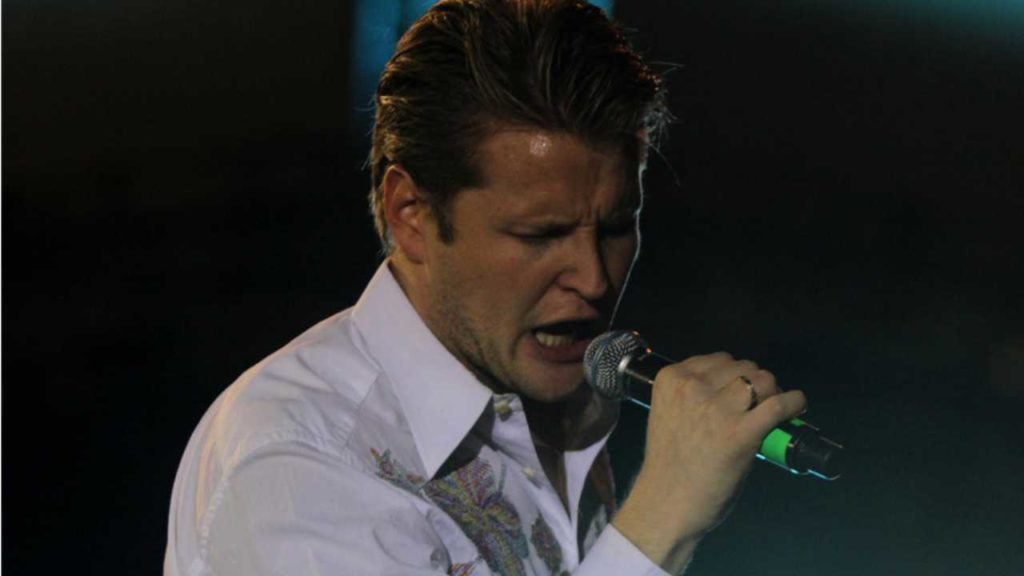 Alexander Acha cambia el pop por el regional mexicano