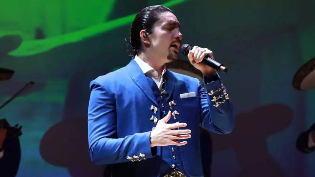 Alex Fernández pospone concierto por tragedia de Carlos Manzo en Uruapan