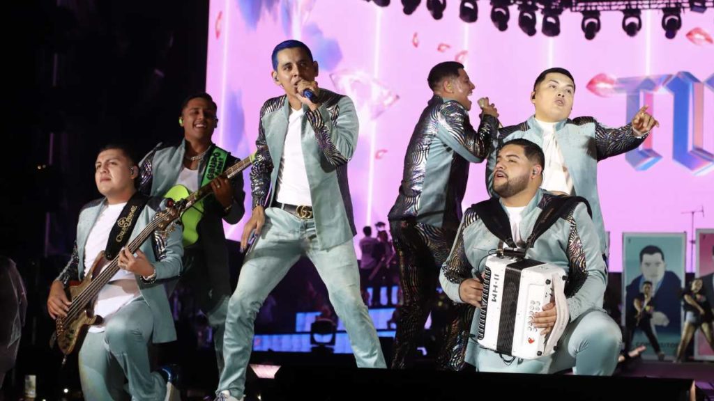 Grupo Firme desafía la ley y canta narcocorrido en Baja California