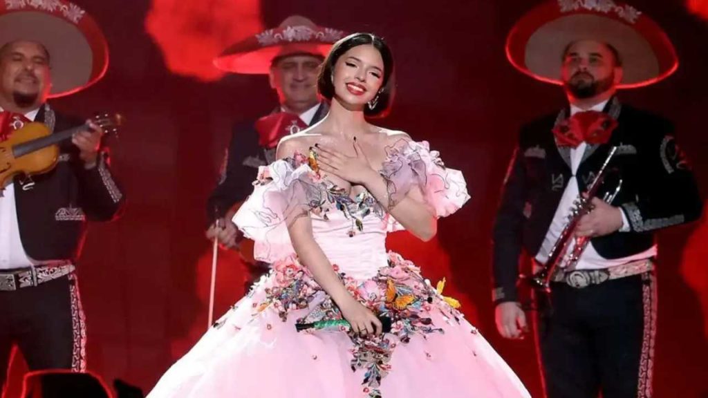 Ángela Aguilar llora al ver lleno su show en Texas