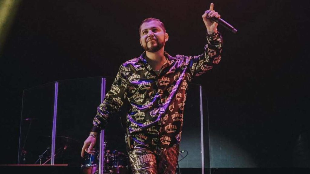 Integrante de Los Titanes de Durango recibe botellazo en pleno show