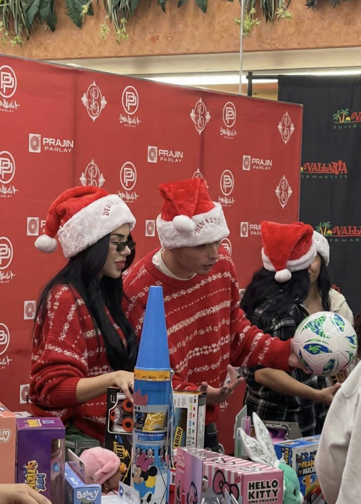 Kenia Os y Peso Pluma derriten corazones regalando juguetes en Los Ángeles