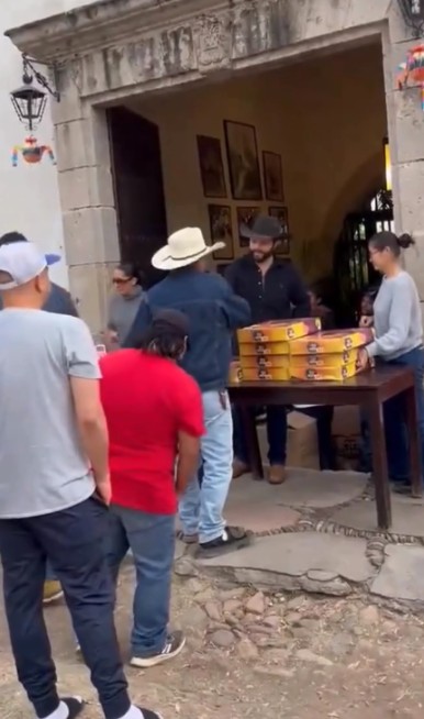 Los Aguilar reparten roscas en Zacatecas y las redes los acusan de querer limpiar su imagen