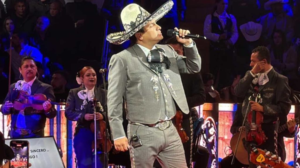 ¿Adiós a la banda? Julión Álvarez se viste de mariachi y deja a todos impactados con su atuendo