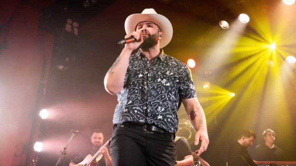 Carín León humilla a BTS en Spotify con una cifra que nadie puede creer