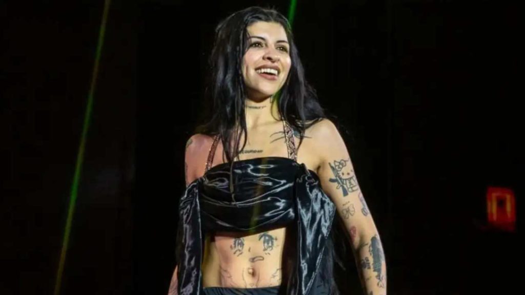 Pepe Aguilar genera polémica por dar “like” a comentario ofensivo contra Cazzu