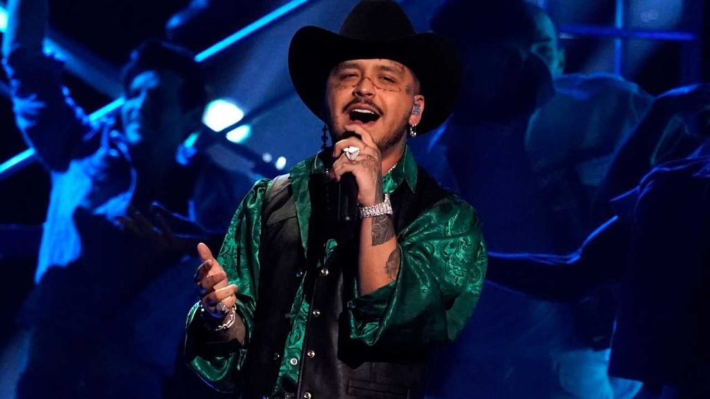 Christian Nodal pide a sus fans ignorar críticas y chismes