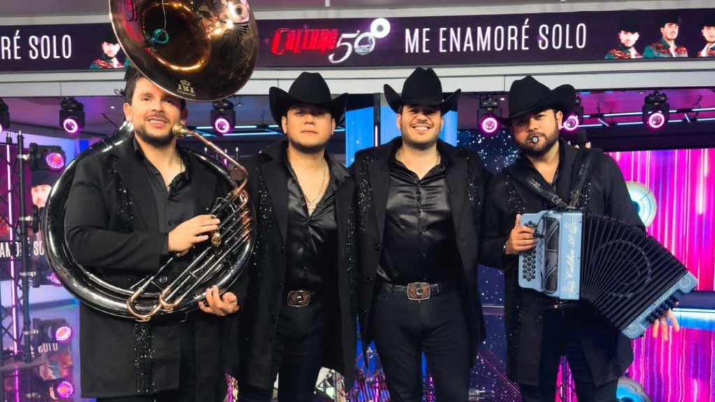 Calibre 50 cumple 16 años y sorprende con un dueto que nadie esperaba