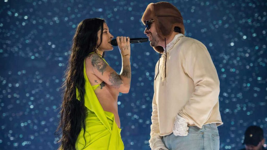 Cazzu canta “Con Otra” en pleno San Valentín… ¿mensaje directo para Ángela Aguilar?