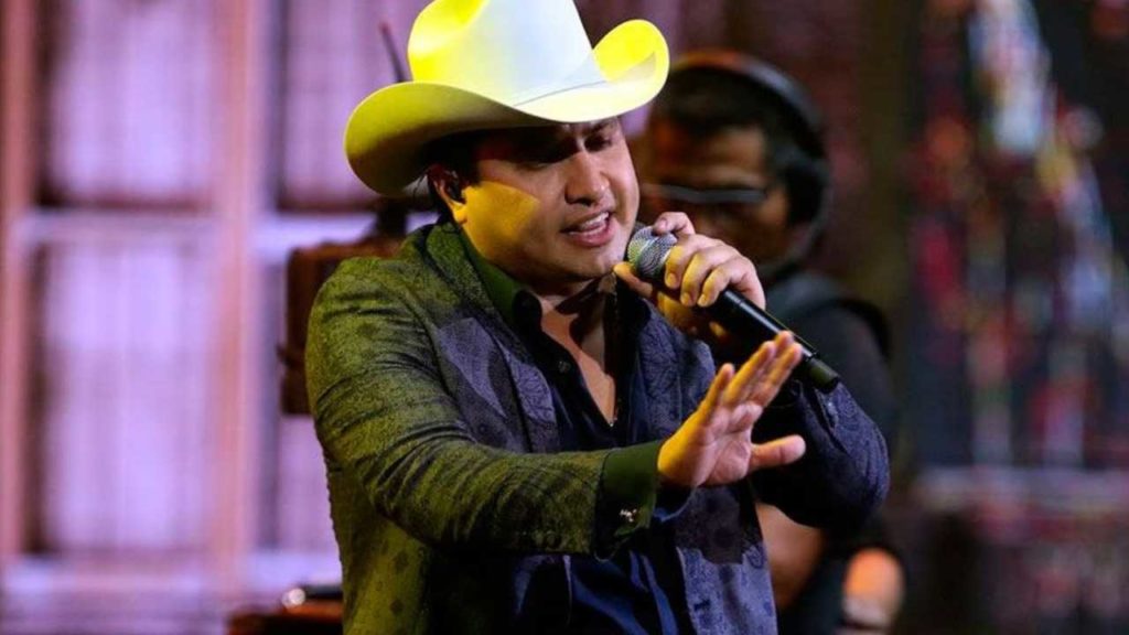 Julión Álvarez rompe en llanto en Mazatlán… ¿qué le pasó?