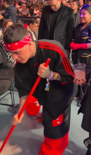 Santa Fe Klan ayuda a empleada de limpieza en evento de UFC y el momento se vuelve viral