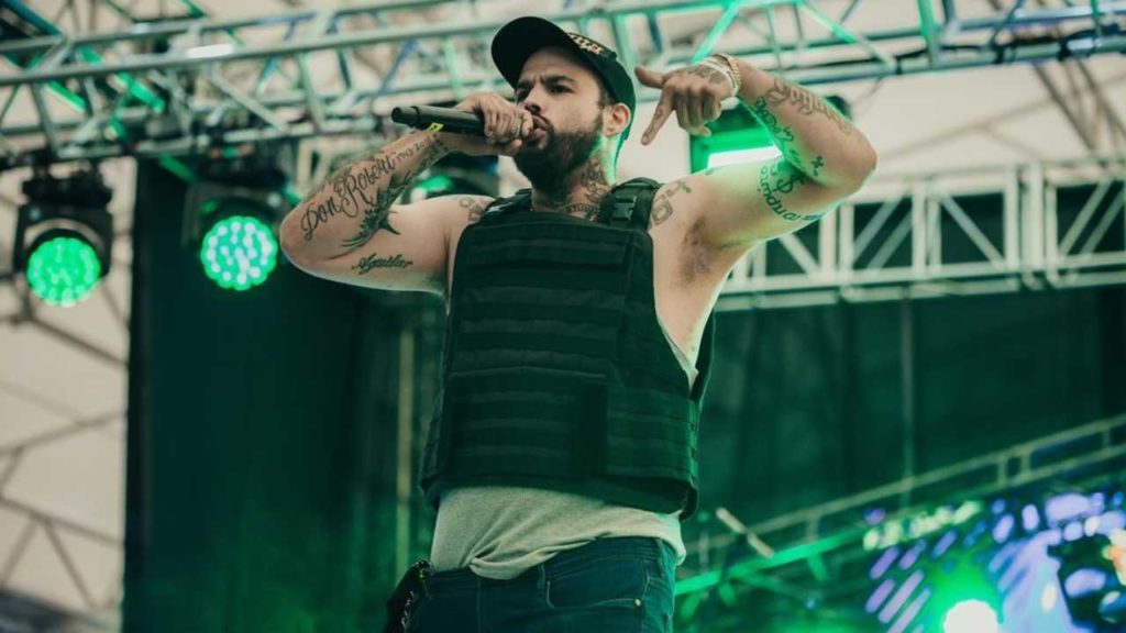 Emiliano Aguilar desata polémica tras llamar “morras sin valores” a cantantes de reguetón y rap