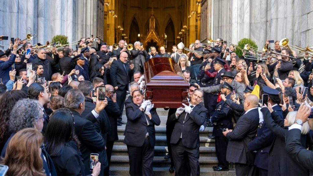 Willie Colón recibe un adiós histórico entre trombones y salsa en Nueva York