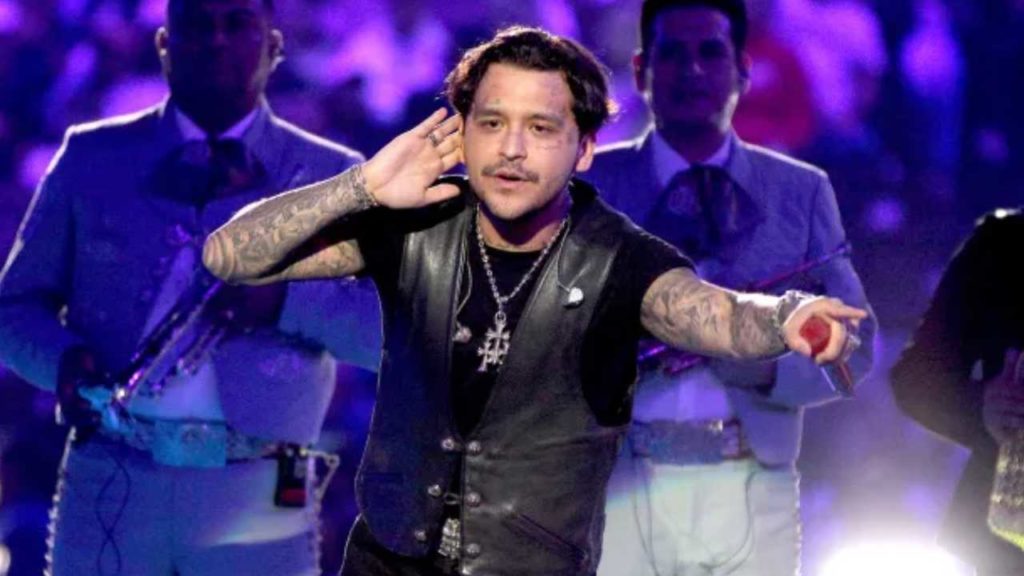 Christian Nodal desata polémica al llamarse chaparrito infiel en pleno concierto